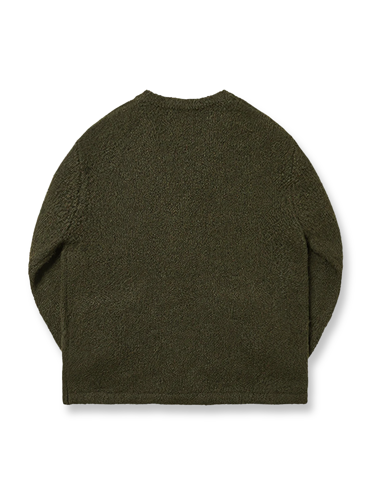 製品画像: アルパカロングヘア混紡ニットセーターの全体展示。クラシックなオープンカラーデザインとケーブル編み模様が特徴で、レトロ感と暖かさを演出するエレガントな一着。
詳細画像: ニットのケーブル編み模様と木製ボタンのディテール特写。温かみのある素材とクラシックなデザインが、日常的に使える上品さを引き立てます。