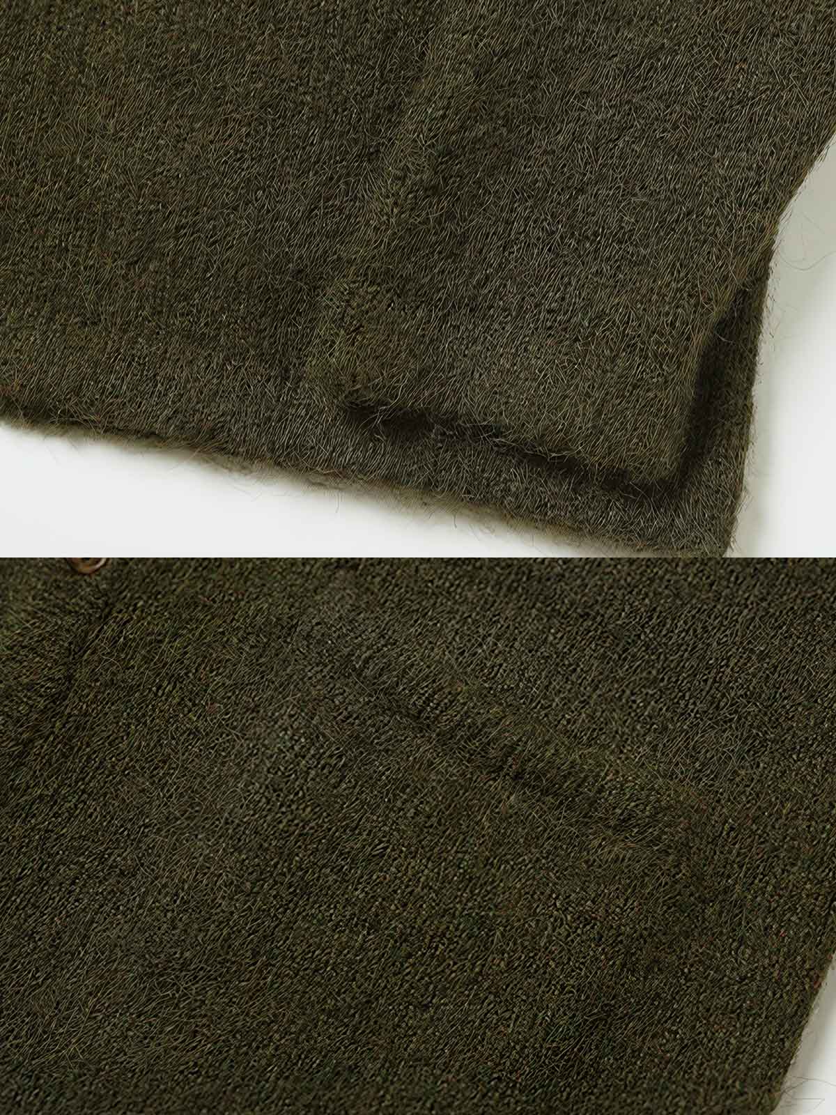 製品画像: アルパカロングヘア混紡ニットセーターの全体展示。クラシックなオープンカラーデザインとケーブル編み模様が特徴で、レトロ感と暖かさを演出するエレガントな一着。
詳細画像: ニットのケーブル編み模様と木製ボタンのディテール特写。温かみのある素材とクラシックなデザインが、日常的に使える上品さを引き立てます。