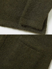 製品画像: アルパカロングヘア混紡ニットセーターの全体展示。クラシックなオープンカラーデザインとケーブル編み模様が特徴で、レトロ感と暖かさを演出するエレガントな一着。
詳細画像: ニットのケーブル編み模様と木製ボタンのディテール特写。温かみのある素材とクラシックなデザインが、日常的に使える上品さを引き立てます。