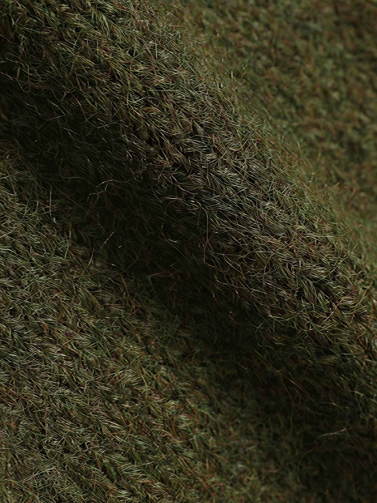 製品画像: アルパカロングヘア混紡ニットセーターの全体展示。クラシックなオープンカラーデザインとケーブル編み模様が特徴で、レトロ感と暖かさを演出するエレガントな一着。
詳細画像: ニットのケーブル編み模様と木製ボタンのディテール特写。温かみのある素材とクラシックなデザインが、日常的に使える上品さを引き立てます。