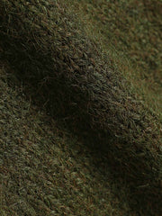 製品画像: アルパカロングヘア混紡ニットセーターの全体展示。クラシックなオープンカラーデザインとケーブル編み模様が特徴で、レトロ感と暖かさを演出するエレガントな一着。
詳細画像: ニットのケーブル編み模様と木製ボタンのディテール特写。温かみのある素材とクラシックなデザインが、日常的に使える上品さを引き立てます。