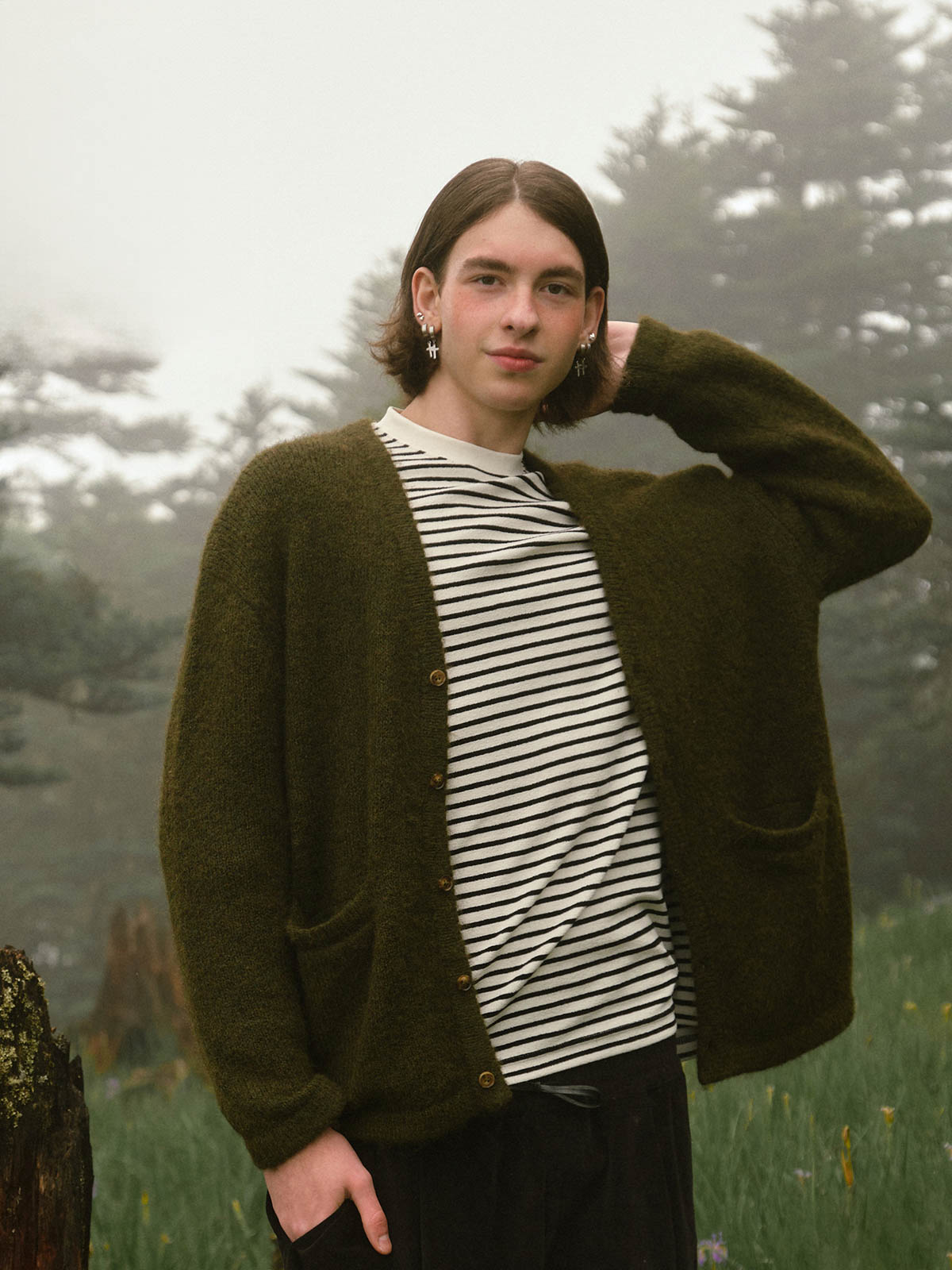 詳細画像: ニットのケーブル編み模様と木製ボタンのディテール特写。温かみのある素材とクラシックなデザインが、日常的に使える上品さを引き立てます。
モデル画像: アルパカ混紡セーターを着用したレトロで優雅なコーディネートを披露するモデル。シンプルで洗練された秋冬スタイルの完成。