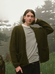 詳細画像: ニットのケーブル編み模様と木製ボタンのディテール特写。温かみのある素材とクラシックなデザインが、日常的に使える上品さを引き立てます。
モデル画像: アルパカ混紡セーターを着用したレトロで優雅なコーディネートを披露するモデル。シンプルで洗練された秋冬スタイルの完成。