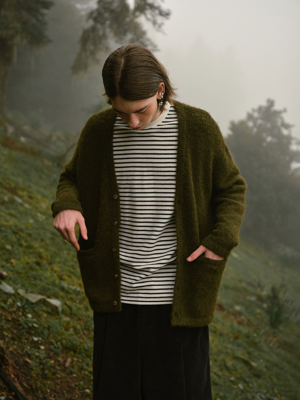 詳細画像: ニットのケーブル編み模様と木製ボタンのディテール特写。温かみのある素材とクラシックなデザインが、日常的に使える上品さを引き立てます。
モデル画像: アルパカ混紡セーターを着用したレトロで優雅なコーディネートを披露するモデル。シンプルで洗練された秋冬スタイルの完成。