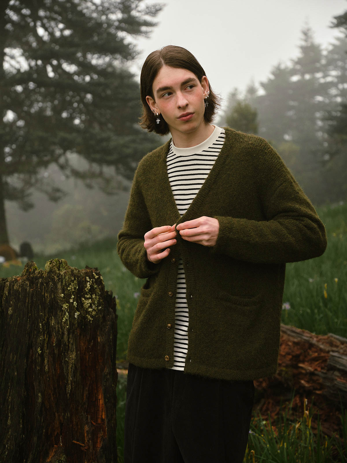 詳細画像: ニットのケーブル編み模様と木製ボタンのディテール特写。温かみのある素材とクラシックなデザインが、日常的に使える上品さを引き立てます。
モデル画像: アルパカ混紡セーターを着用したレトロで優雅なコーディネートを披露するモデル。シンプルで洗練された秋冬スタイルの完成。