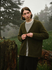 詳細画像: ニットのケーブル編み模様と木製ボタンのディテール特写。温かみのある素材とクラシックなデザインが、日常的に使える上品さを引き立てます。
モデル画像: アルパカ混紡セーターを着用したレトロで優雅なコーディネートを披露するモデル。シンプルで洗練された秋冬スタイルの完成。