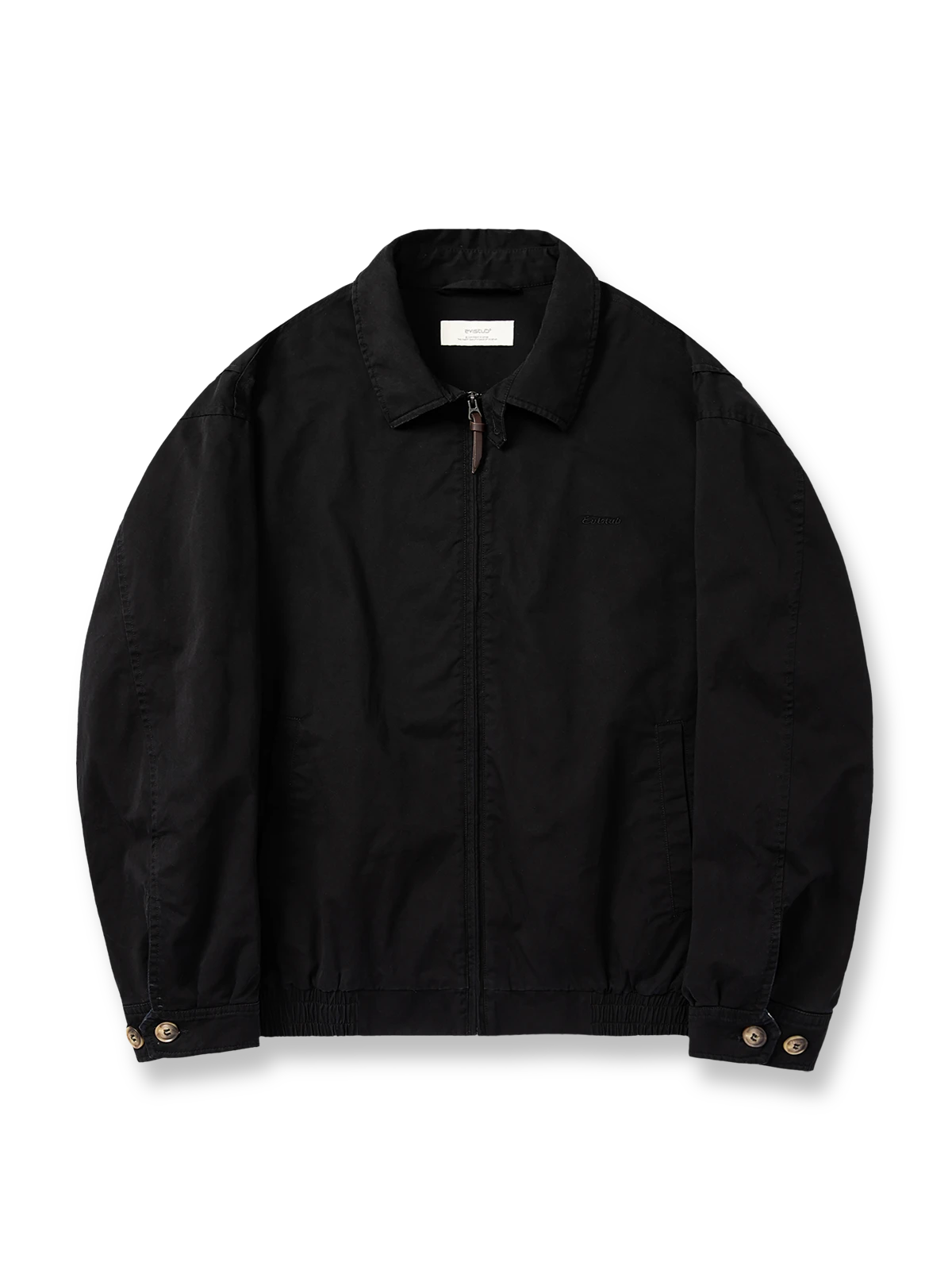 製品画像: ハリントンG9ヴィンテージジャケット全体展示。クラシックなオープンカラーデザインとヴィンテージウォッシュ加工で、洗練されたシルエットと柔らかな手触りが特徴のジャケット。
詳細画像: チェック柄ライニングとオープンカラー部分のディテール特写。ディテールのこだわりがヴィンテージ感を引き立て、上品なデザイン性を強調。