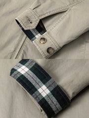 製品画像: ハリントンG9ヴィンテージジャケット全体展示。クラシックなオープンカラーデザインとヴィンテージウォッシュ加工で、洗練されたシルエットと柔らかな手触りが特徴のジャケット。
詳細画像: チェック柄ライニングとオープンカラー部分のディテール特写。ディテールのこだわりがヴィンテージ感を引き立て、上品なデザイン性を強調。