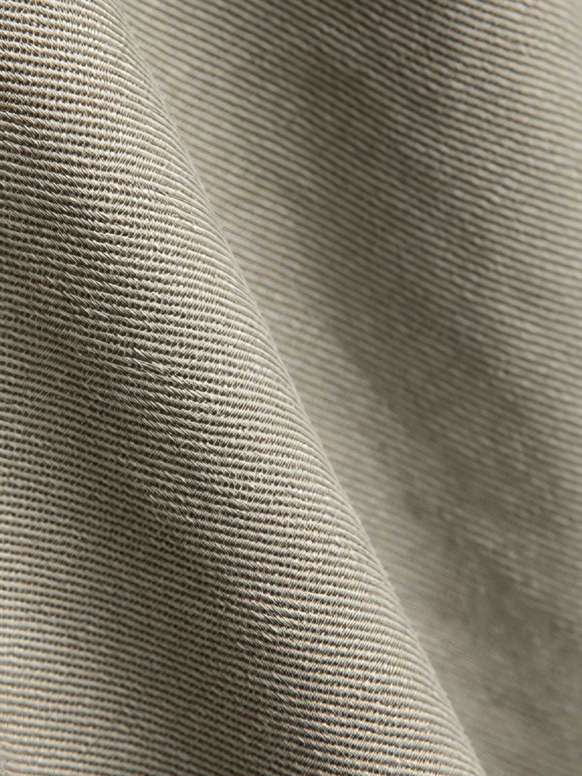 製品画像: ハリントンG9ヴィンテージジャケット全体展示。クラシックなオープンカラーデザインとヴィンテージウォッシュ加工で、洗練されたシルエットと柔らかな手触りが特徴のジャケット。
詳細画像: チェック柄ライニングとオープンカラー部分のディテール特写。ディテールのこだわりがヴィンテージ感を引き立て、上品なデザイン性を強調。