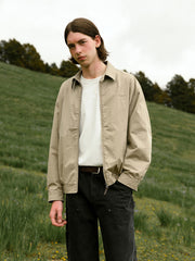 詳細画像: チェック柄ライニングとオープンカラー部分のディテール特写。ディテールのこだわりがヴィンテージ感を引き立て、上品なデザイン性を強調。
モデル画像: ハリントンG9ジャケットを着用し、カーゴパンツと合わせたヴィンテージスタイルのモデル。春秋シーズンにぴったりのコーディネートを披露。