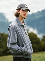 詳細画像: チェック柄ライニングとオープンカラー部分のディテール特写。ディテールのこだわりがヴィンテージ感を引き立て、上品なデザイン性を強調。
モデル画像: ハリントンG9ジャケットを着用し、カーゴパンツと合わせたヴィンテージスタイルのモデル。春秋シーズンにぴったりのコーディネートを披露。