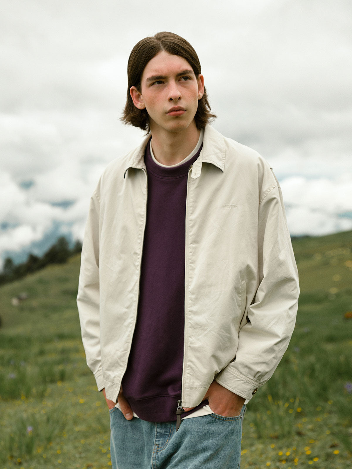 詳細画像: チェック柄ライニングとオープンカラー部分のディテール特写。ディテールのこだわりがヴィンテージ感を引き立て、上品なデザイン性を強調。
モデル画像: ハリントンG9ジャケットを着用し、カーゴパンツと合わせたヴィンテージスタイルのモデル。春秋シーズンにぴったりのコーディネートを披露。