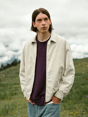 詳細画像: チェック柄ライニングとオープンカラー部分のディテール特写。ディテールのこだわりがヴィンテージ感を引き立て、上品なデザイン性を強調。
モデル画像: ハリントンG9ジャケットを着用し、カーゴパンツと合わせたヴィンテージスタイルのモデル。春秋シーズンにぴったりのコーディネートを披露。