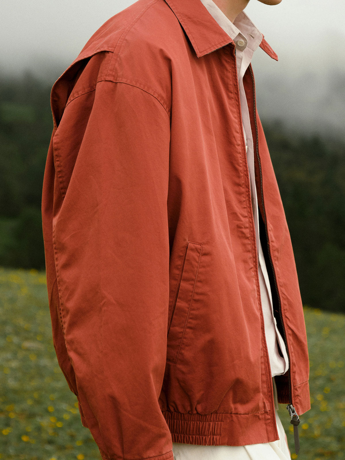 詳細画像: チェック柄ライニングとオープンカラー部分のディテール特写。ディテールのこだわりがヴィンテージ感を引き立て、上品なデザイン性を強調。
モデル画像: ハリントンG9ジャケットを着用し、カーゴパンツと合わせたヴィンテージスタイルのモデル。春秋シーズンにぴったりのコーディネートを披露。