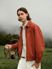 詳細画像: チェック柄ライニングとオープンカラー部分のディテール特写。ディテールのこだわりがヴィンテージ感を引き立て、上品なデザイン性を強調。
モデル画像: ハリントンG9ジャケットを着用し、カーゴパンツと合わせたヴィンテージスタイルのモデル。春秋シーズンにぴったりのコーディネートを披露。