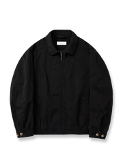 製品画像: ハリントンG9ヴィンテージジャケット全体展示。クラシックなオープンカラーデザインとヴィンテージウォッシュ加工で、洗練されたシルエットと柔らかな手触りが特徴のジャケット。
詳細画像: チェック柄ライニングとオープンカラー部分のディテール特写。ディテールのこだわりがヴィンテージ感を引き立て、上品なデザイン性を強調。