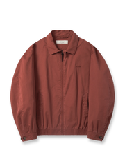 製品画像: ハリントンG9ヴィンテージジャケット全体展示。クラシックなオープンカラーデザインとヴィンテージウォッシュ加工で、洗練されたシルエットと柔らかな手触りが特徴のジャケット。
詳細画像: チェック柄ライニングとオープンカラー部分のディテール特写。ディテールのこだわりがヴィンテージ感を引き立て、上品なデザイン性を強調。