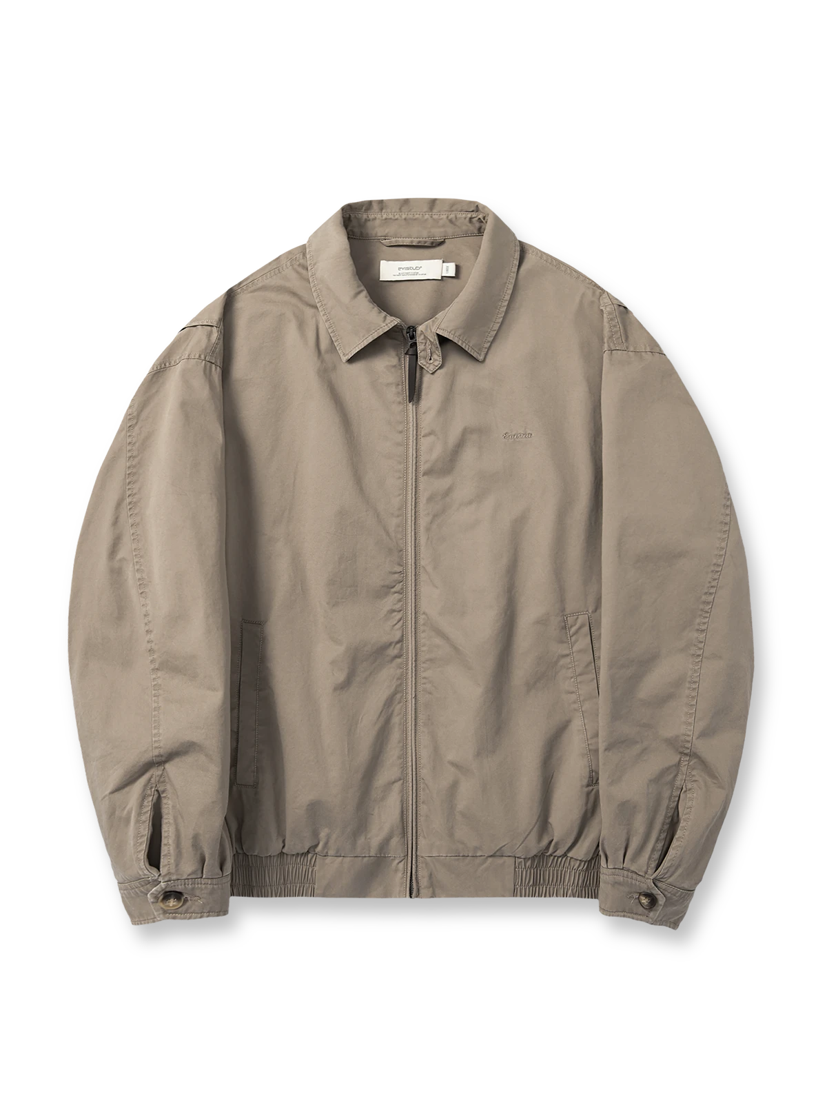 製品画像: ハリントンG9ヴィンテージジャケット全体展示。クラシックなオープンカラーデザインとヴィンテージウォッシュ加工で、洗練されたシルエットと柔らかな手触りが特徴のジャケット。
詳細画像: チェック柄ライニングとオープンカラー部分のディテール特写。ディテールのこだわりがヴィンテージ感を引き立て、上品なデザイン性を強調。