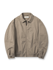 製品画像: ハリントンG9ヴィンテージジャケット全体展示。クラシックなオープンカラーデザインとヴィンテージウォッシュ加工で、洗練されたシルエットと柔らかな手触りが特徴のジャケット。
詳細画像: チェック柄ライニングとオープンカラー部分のディテール特写。ディテールのこだわりがヴィンテージ感を引き立て、上品なデザイン性を強調。