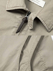 製品画像: ハリントンG9ヴィンテージジャケット全体展示。クラシックなオープンカラーデザインとヴィンテージウォッシュ加工で、洗練されたシルエットと柔らかな手触りが特徴のジャケット。
詳細画像: チェック柄ライニングとオープンカラー部分のディテール特写。ディテールのこだわりがヴィンテージ感を引き立て、上品なデザイン性を強調。