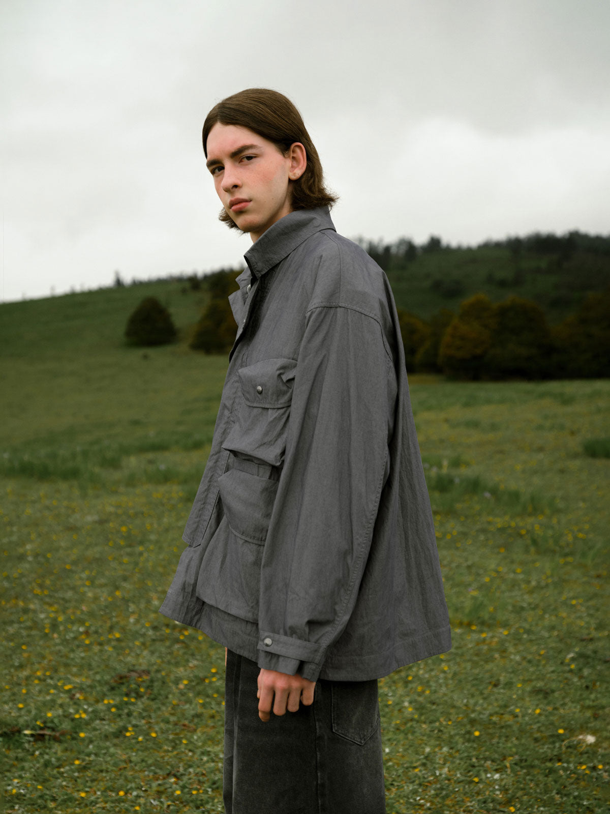 モデル着用のギャバジン混紡ヴィンテージワークジャケットの全体スタイリング