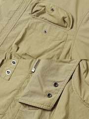 ジャケットの多ポケットデザインとディテールのクローズアップ