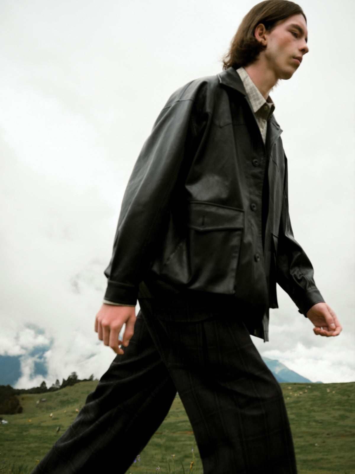 モデルが着用したヴィンテージハンティングミドルレザージャケットの全体コーディネート