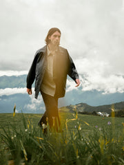 モデルが着用したヴィンテージハンティングミドルレザージャケットの全体コーディネート