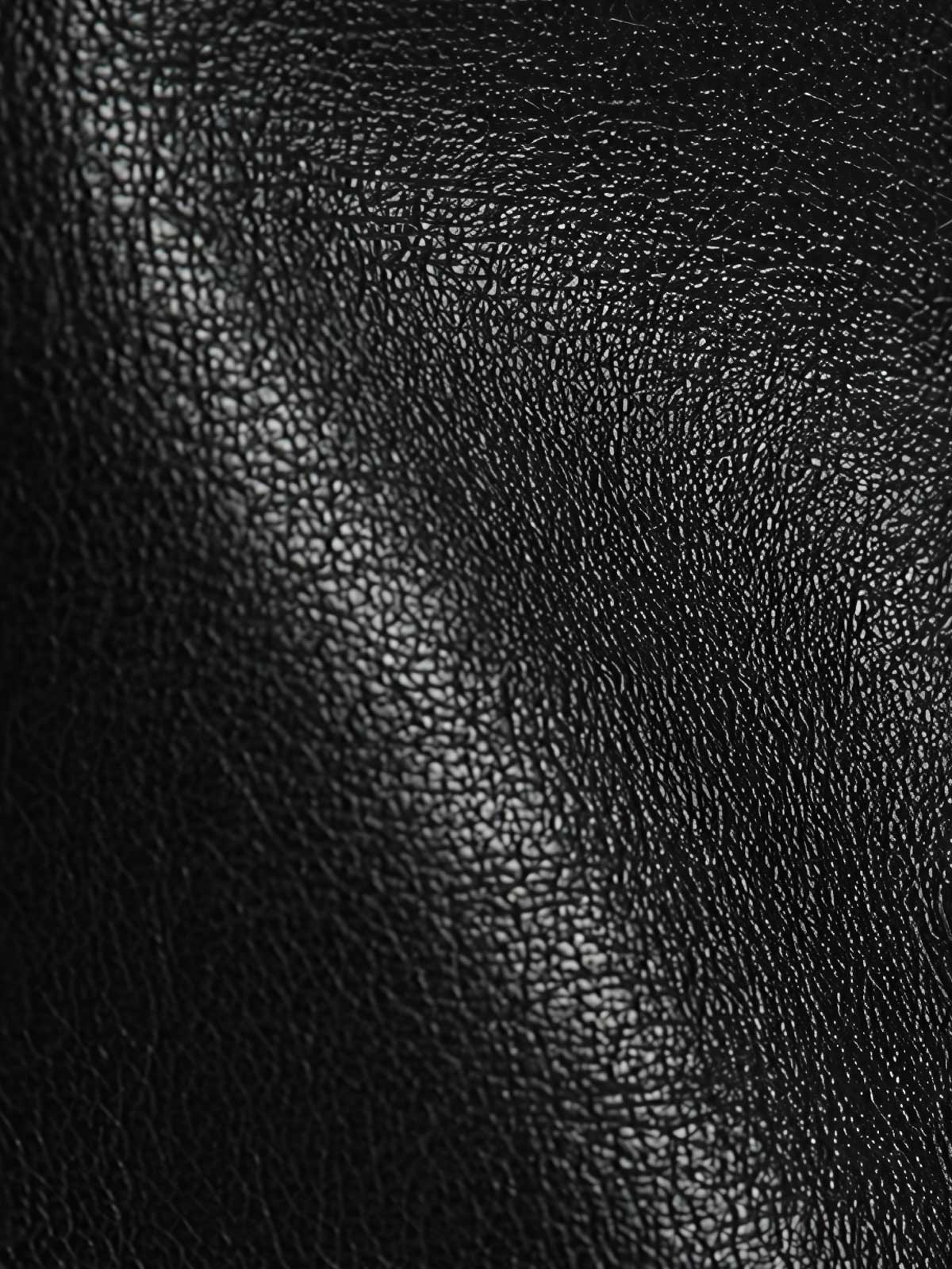 ジャケットの素材感と袖口ディテールの展示