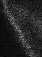 ジャケットの素材感と袖口ディテールの展示