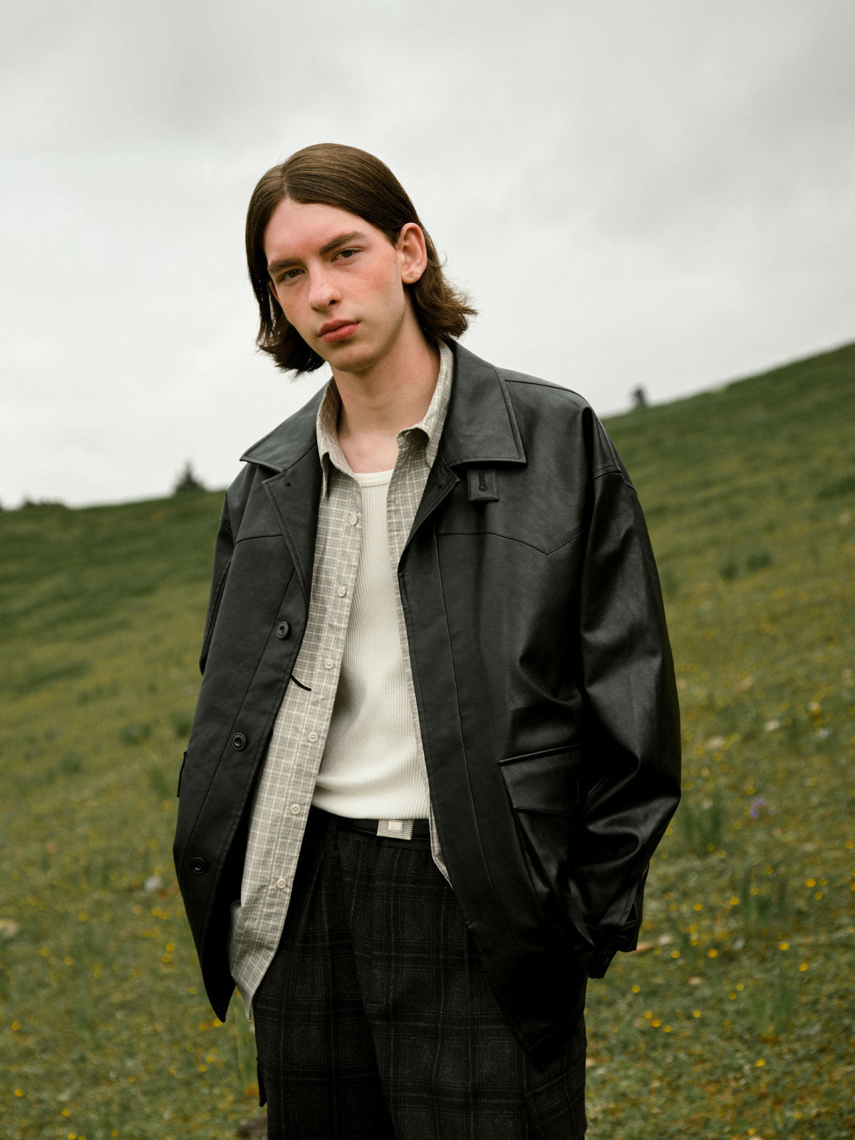 モデルが着用したヴィンテージハンティングミドルレザージャケットの全体コーディネート