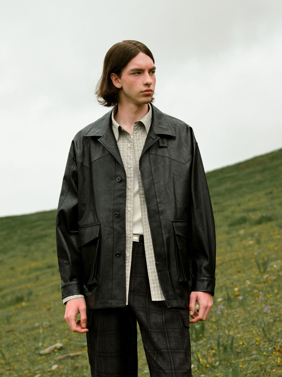 モデルが着用したヴィンテージハンティングミドルレザージャケットの全体コーディネート