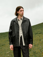 モデルが着用したヴィンテージハンティングミドルレザージャケットの全体コーディネート