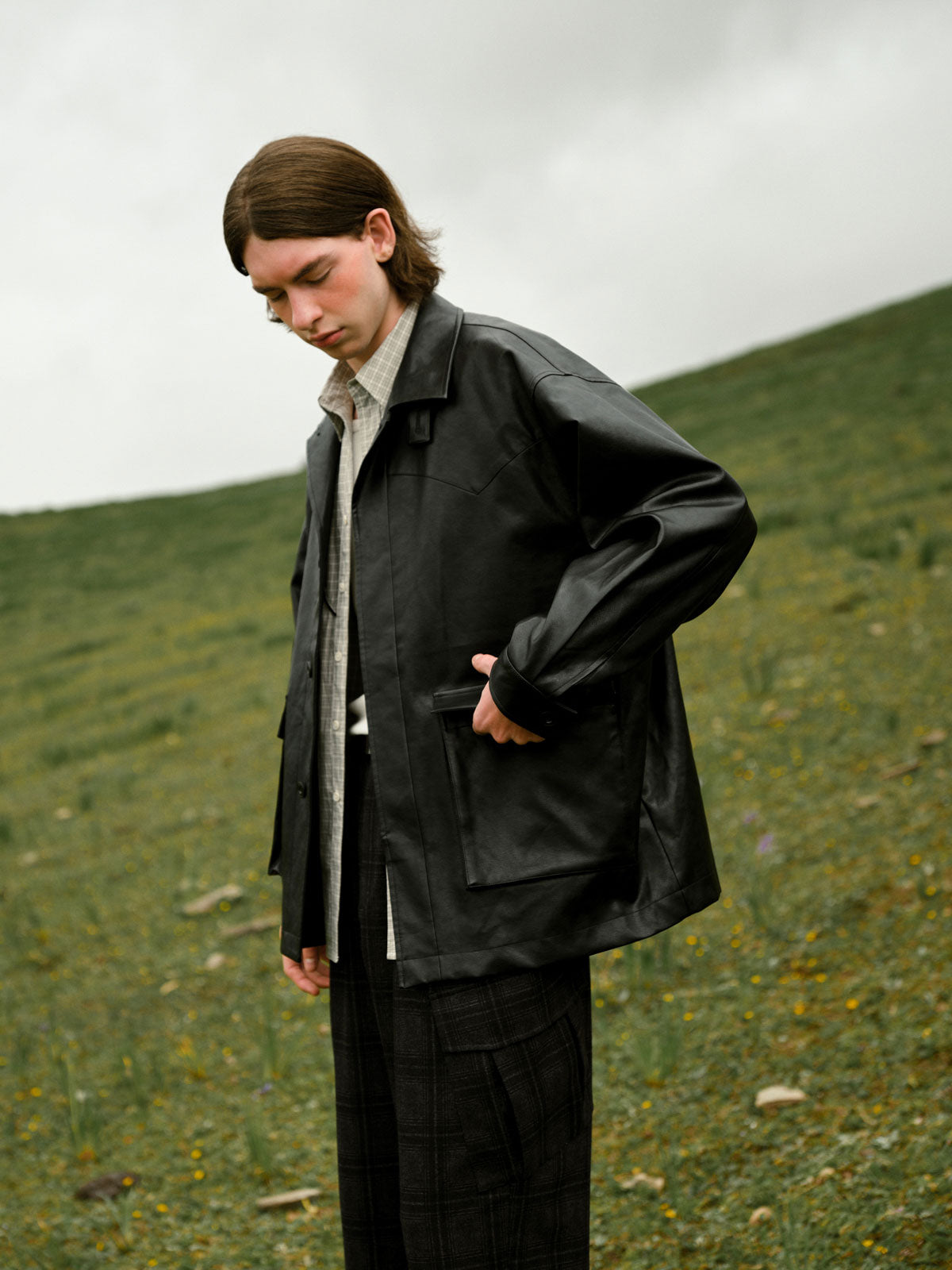 モデルが着用したヴィンテージハンティングミドルレザージャケットの全体コーディネート