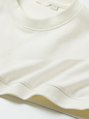 製品画像: 420gヘビーウェイト生地を使用したレトロなアメカジクルーネックスウェットの正面展示。シンプルでありながらクラシックなデザインを強調したアメカジスタイルの魅力を伝えます。
詳細画像: スウェット内側の起毛加工ディテール特写。高密度のヘビーウェイト生地と優れた保温性、柔らかな肌触りを強調し、製品の質感を強調。