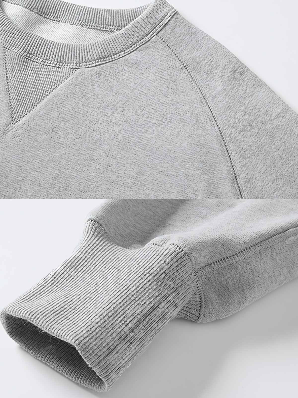 製品画像: 高密度エジプト綿 ラウンドネック スウェット全体展示。エジプト綿の高品質とシンプルなデザインが際立つ、快適で洗練されたスタイルの魅力を強調。
詳細画像: 3本針5本糸オーバーロック工法の縫製ディテール特写。高い耐久性を持ち、細部にまでこだわった高級感のある仕上がりを強調。