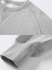 製品画像: 高密度エジプト綿 ラウンドネック スウェット全体展示。エジプト綿の高品質とシンプルなデザインが際立つ、快適で洗練されたスタイルの魅力を強調。
詳細画像: 3本針5本糸オーバーロック工法の縫製ディテール特写。高い耐久性を持ち、細部にまでこだわった高級感のある仕上がりを強調。