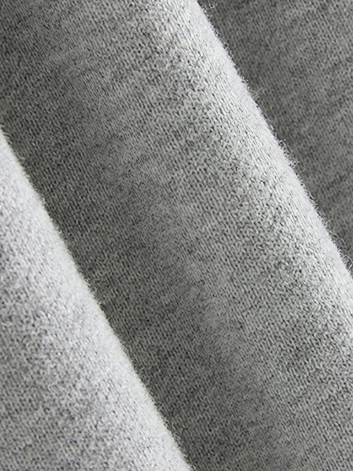 製品画像: 高密度エジプト綿 ラウンドネック スウェット全体展示。エジプト綿の高品質とシンプルなデザインが際立つ、快適で洗練されたスタイルの魅力を強調。
詳細画像: 3本針5本糸オーバーロック工法の縫製ディテール特写。高い耐久性を持ち、細部にまでこだわった高級感のある仕上がりを強調。