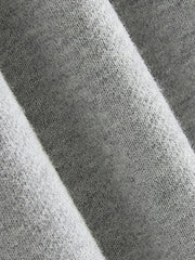 製品画像: 高密度エジプト綿 ラウンドネック スウェット全体展示。エジプト綿の高品質とシンプルなデザインが際立つ、快適で洗練されたスタイルの魅力を強調。
詳細画像: 3本針5本糸オーバーロック工法の縫製ディテール特写。高い耐久性を持ち、細部にまでこだわった高級感のある仕上がりを強調。