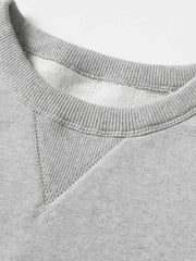 製品画像: 高密度エジプト綿 ラウンドネック スウェット全体展示。エジプト綿の高品質とシンプルなデザインが際立つ、快適で洗練されたスタイルの魅力を強調。
詳細画像: 3本針5本糸オーバーロック工法の縫製ディテール特写。高い耐久性を持ち、細部にまでこだわった高級感のある仕上がりを強調。