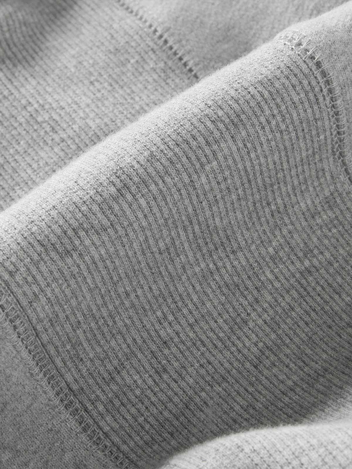 製品画像: 高密度エジプト綿 ラウンドネック スウェット全体展示。エジプト綿の高品質とシンプルなデザインが際立つ、快適で洗練されたスタイルの魅力を強調。
詳細画像: 3本針5本糸オーバーロック工法の縫製ディテール特写。高い耐久性を持ち、細部にまでこだわった高級感のある仕上がりを強調。