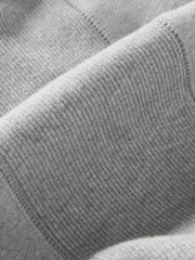 製品画像: 高密度エジプト綿 ラウンドネック スウェット全体展示。エジプト綿の高品質とシンプルなデザインが際立つ、快適で洗練されたスタイルの魅力を強調。
詳細画像: 3本針5本糸オーバーロック工法の縫製ディテール特写。高い耐久性を持ち、細部にまでこだわった高級感のある仕上がりを強調。