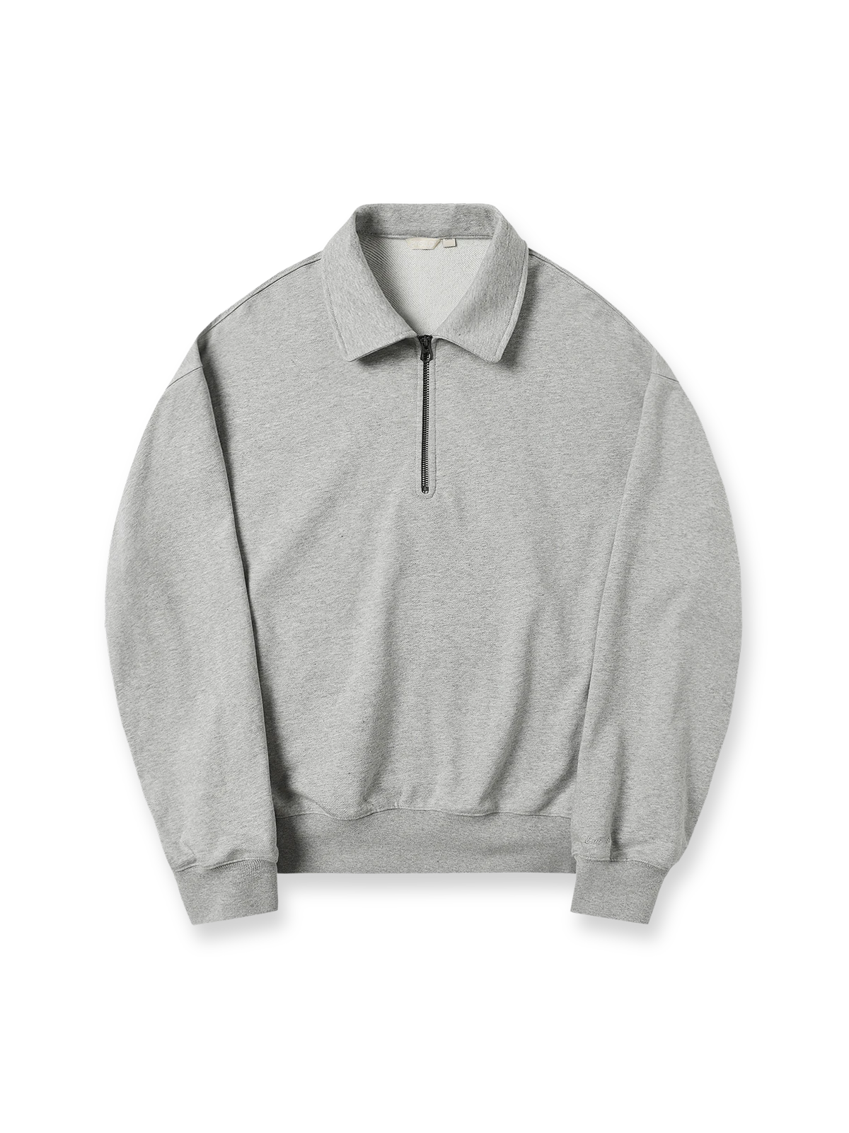 製品画像: ハーフジップ スタンドカラー スウェットの正面展示図。シンプルでありながら洗練されたアメカジスタイルを強調し、クラシックなデザインと快適さを兼ね備えたアイテム。
詳細画像: ハーフジップディテールとスタンドカラー部分のクローズアップ。しっかりとした手触りと滑らかな表面感を持つ高品質コットンポリエステル混紡素材のディテールにフォーカス。