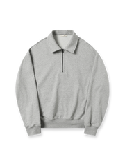 製品画像: ハーフジップ スタンドカラー スウェットの正面展示図。シンプルでありながら洗練されたアメカジスタイルを強調し、クラシックなデザインと快適さを兼ね備えたアイテム。
詳細画像: ハーフジップディテールとスタンドカラー部分のクローズアップ。しっかりとした手触りと滑らかな表面感を持つ高品質コットンポリエステル混紡素材のディテールにフォーカス。