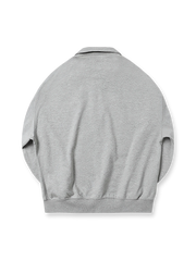 製品画像: ハーフジップ スタンドカラー スウェットの正面展示図。シンプルでありながら洗練されたアメカジスタイルを強調し、クラシックなデザインと快適さを兼ね備えたアイテム。
詳細画像: ハーフジップディテールとスタンドカラー部分のクローズアップ。しっかりとした手触りと滑らかな表面感を持つ高品質コットンポリエステル混紡素材のディテールにフォーカス。