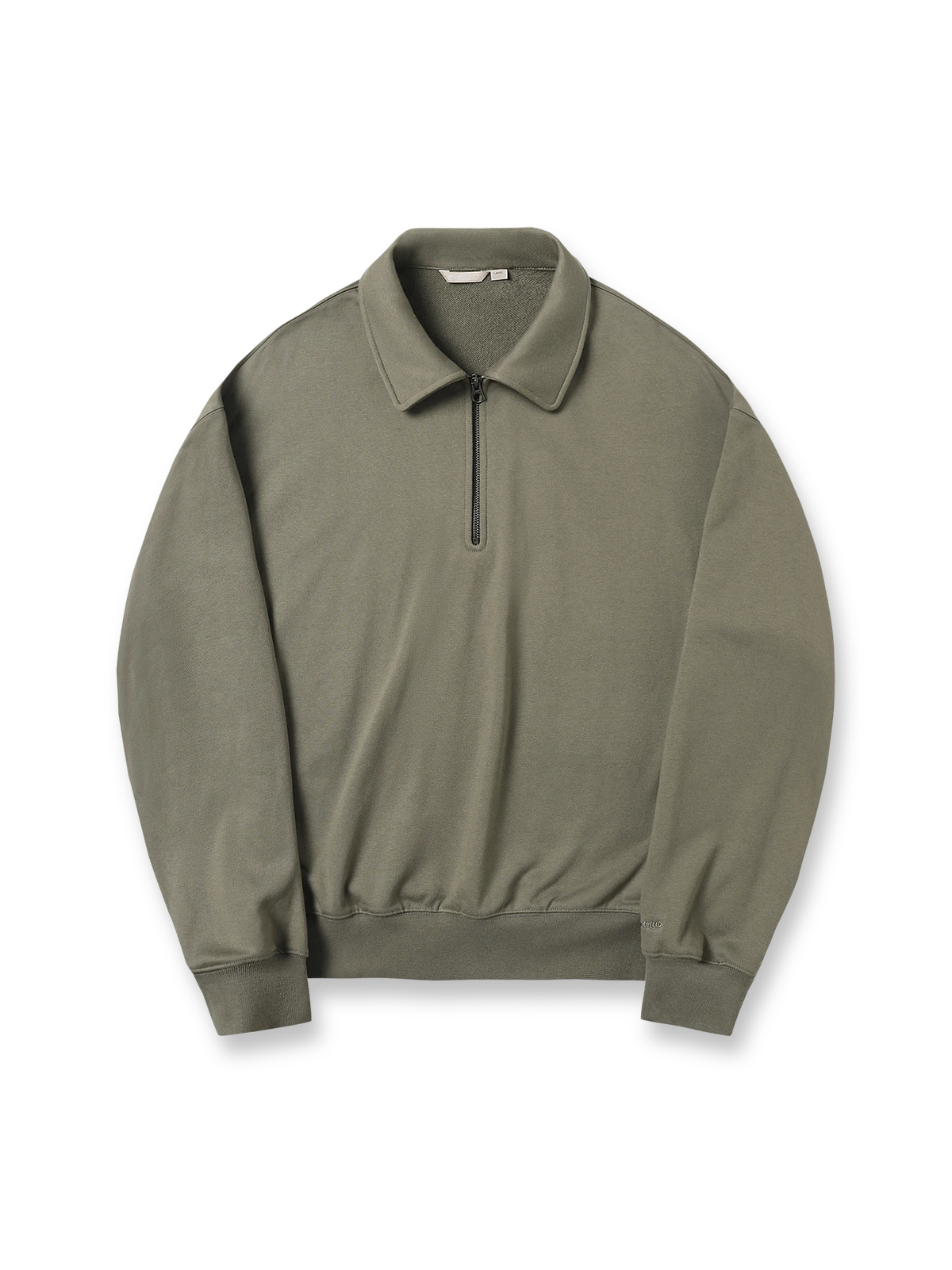 製品画像: ハーフジップ スタンドカラー スウェットの正面展示図。シンプルでありながら洗練されたアメカジスタイルを強調し、クラシックなデザインと快適さを兼ね備えたアイテム。
詳細画像: ハーフジップディテールとスタンドカラー部分のクローズアップ。しっかりとした手触りと滑らかな表面感を持つ高品質コットンポリエステル混紡素材のディテールにフォーカス。