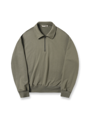 製品画像: ハーフジップ スタンドカラー スウェットの正面展示図。シンプルでありながら洗練されたアメカジスタイルを強調し、クラシックなデザインと快適さを兼ね備えたアイテム。
詳細画像: ハーフジップディテールとスタンドカラー部分のクローズアップ。しっかりとした手触りと滑らかな表面感を持つ高品質コットンポリエステル混紡素材のディテールにフォーカス。