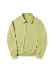 製品画像: ハーフジップ スタンドカラー スウェットの正面展示図。シンプルでありながら洗練されたアメカジスタイルを強調し、クラシックなデザインと快適さを兼ね備えたアイテム。
詳細画像: ハーフジップディテールとスタンドカラー部分のクローズアップ。しっかりとした手触りと滑らかな表面感を持つ高品質コットンポリエステル混紡素材のディテールにフォーカス。