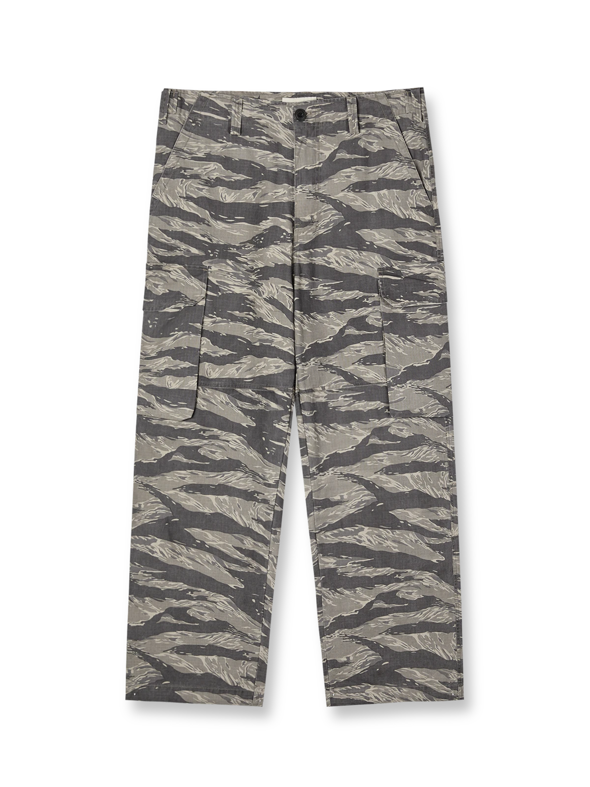 製品画像: ツリーカモ柄のストレートカーゴパンツ全体展示、100%ウォッシュドスラブコットン素材のヴィンテージ感が特徴的なデザイン
詳細画像: カーゴポケットの機能性とツリーカモデザインのディテールに焦点を当てた特写