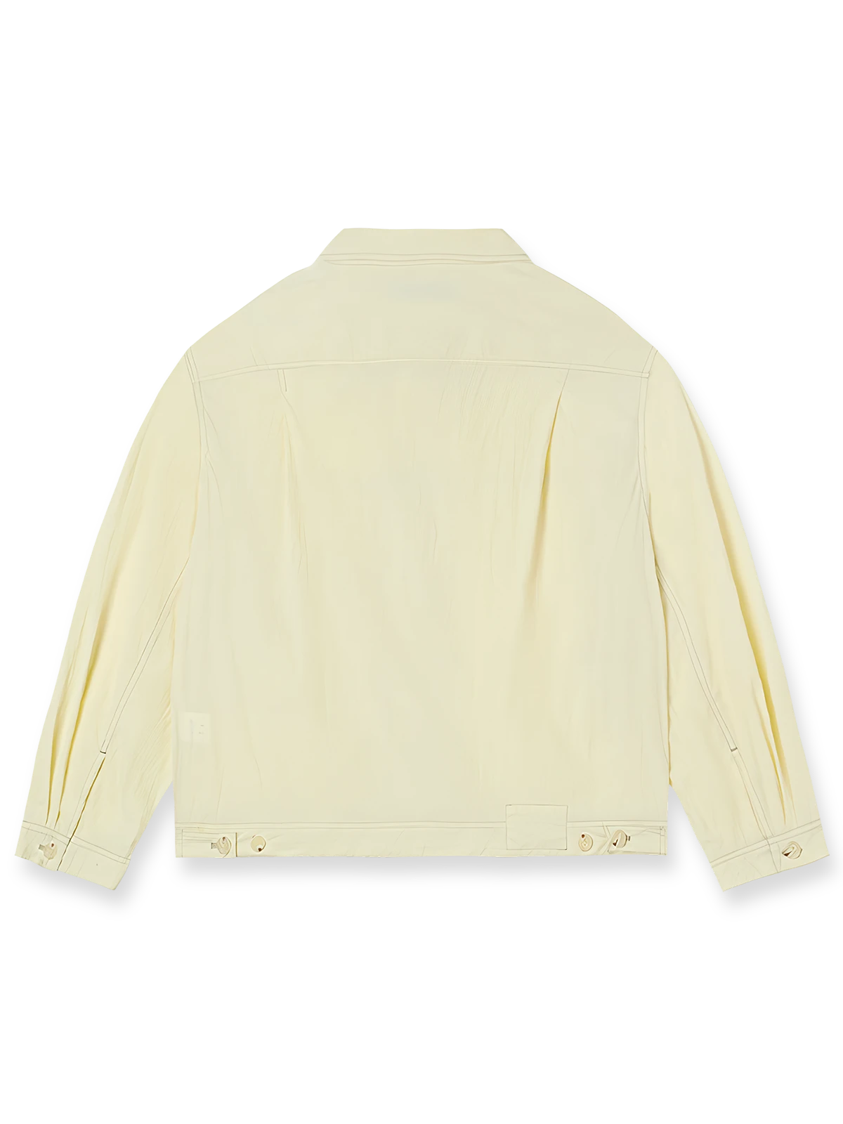 製品画像: UPF50+ 軽量サンプロテクションナイロンジャケットの全体展示。レトロなカーゴスタイルと現代的な機能性が融合したデザイン。紫外線対策と撥水機能を備えた軽量素材が、快適さと耐久性を提供し、夏のアウトドアや日常的な使用に最適なジャケットです。
詳細画像: UPF50+の高い紫外線防止効果を持つナイロン素材と、デザイン性の高いカーゴポケット部分のディテール特写。通気性があり、撥水性にも優れ、長時間の使用でも快適に過ごせるよう設計されています。